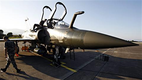 Un Mirage de l'armée française est préparé pour une mission au-dessus de la Libye, à la base de Solenzara, en Corse.