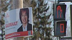 La candidate libérale Martine Gaudreault n'a pas tardé à installer ses pancartes électorales