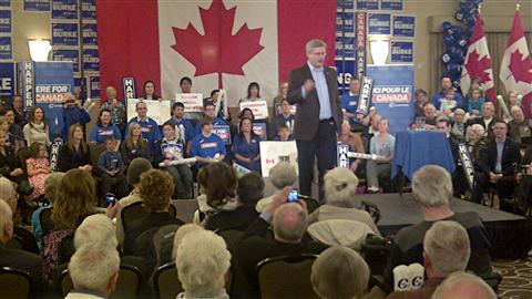 Stephen Harper s'adressant � quelque 400 partisans r�unis � Guelph, en Ontario.