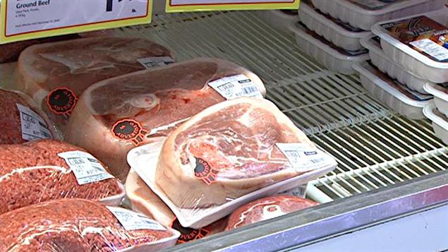 Rayon des viandes dans un supermarché