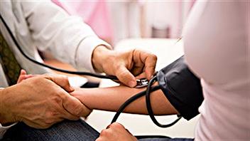 Un médecin prenant la pression d'une patiente