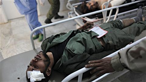 Deux insurgés libyens blessés dans la frappe de l'OTAN sont soignés à l'hôpital d'Ajdabiya.
