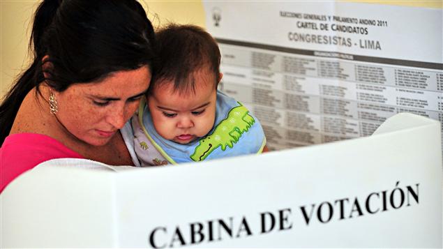 Peruana ejerciendo su derecho al voto en Lima, Perú.