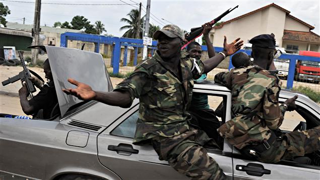 Des soldats de Ouattara célèbrent la capture de Laurent Gbagbo, à Abidjan