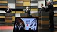 Gilles Duceppe interpelle Stephen Harper lors du d�bat des chefs en anglais.