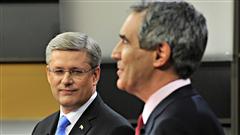 Michael Ignatieff et Stephen Harper pendant le d�bat t�l�vis�