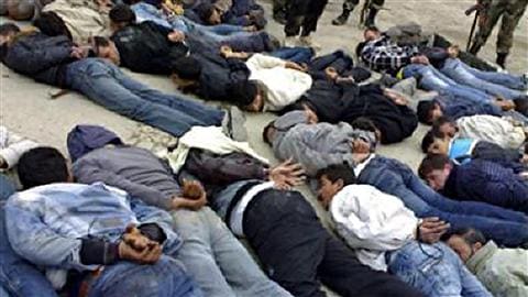 Cette photo prise par un téléphone mobile montre des hommes, les mains attachées, lors de leur arrestation dans le village de Baïda mardi 12 avril.