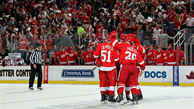Les Red Wings entourent Brian Rafalski.