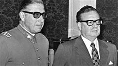 Le pr�sident Allende (� droite) et le g�n�ral Pinochet, peu apr�s sa nomination � la t�te de l'arm�e et trois semaines avant le coup d'�tat.