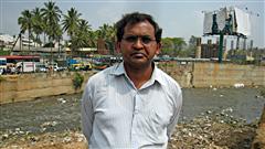 Leo Saldanha, militant environnementaliste devant un égout à ciel ouvert à Bengalore (Inde) Leo Saldanha, militant environnementaliste devant un égout à ciel ouvert à Bangalore 