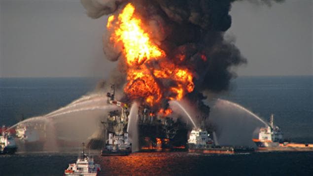 La plateforme Deepwater Horizon avant qu'elle ne sombre dans le golfe du Mexique, en avril 2010.