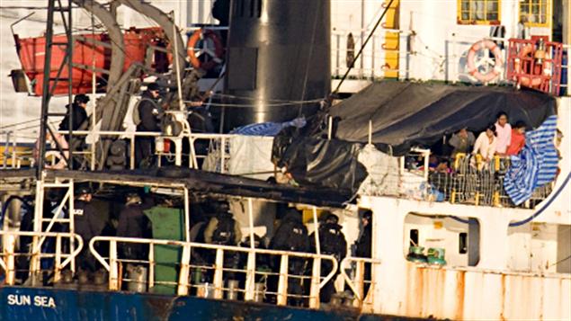 Des Tamouls (en haut à droite) observaient des agents de la GRC montés à bord du MV Sun Sea.