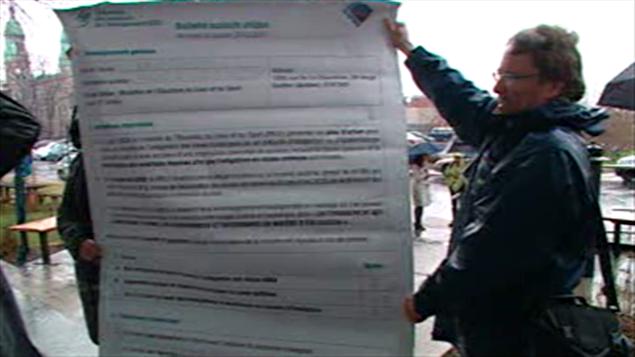 Bulletin symbolique remis à la ministre de l'Éducation