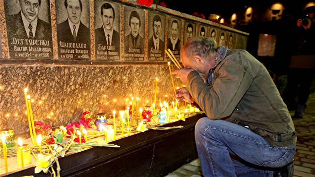 Un ciudadano prende una vela a la memoria de las víctimas en Slavutitch. 