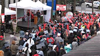 Les 200 manifestants de la TROC qui ont manifesté devant les bureaux de l'Agence de la santé.