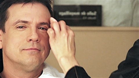 Le com�dien Claude Legault en s�ance de maquillage
