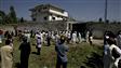 Des Pakistanais d'Abbottabad se massent mardi devant le complexe o� a �t� tu� Oussama ben Laden.