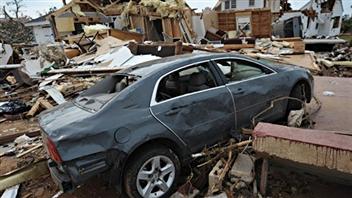 Une voiture emportée par une tornade Une voiture emportée par une tornade