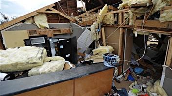 Une maison détruire par une tornade Une maison détruire par une tornade