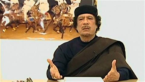 Le colonel Mouammar Kadhafi, lors d'une apparition à la télévision libyenne samedi.