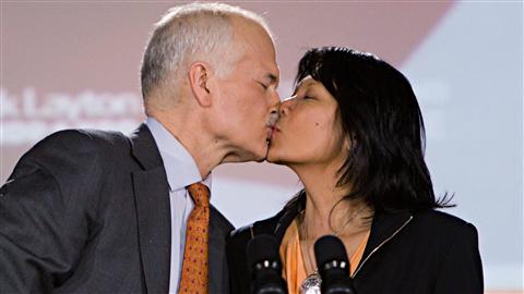 Jack Layton c�l�bre sa victoire avec sa femme Olivia Chow.