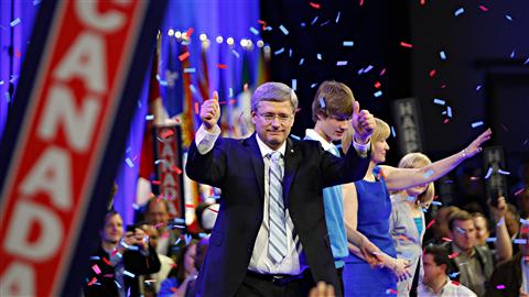 Le premier ministre Stephen Harper, son �pouse Laureen, son gar�on Ben et sa fille Rachel, saluent des partisans � la suite de l'annonce de la victoire conservatrice, le 2 mai 2011, � Calgary.