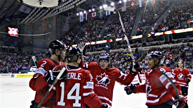 El hockey sigue siendo el deporte nacional de Canadá. Sin embargo, hace más de una década que uno de los equipos de aquí, considerados entre los mejores, no gana la copa Stanley, el trofeo más importante de ese deporte en el mundo.