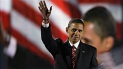 Barack Obama salue la foule après son discours à Grant Park, à Chicago en novembre 2008.