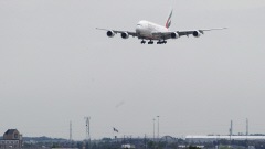 Un avion atterrit à l'aéroport Pearson de Toronto.