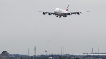 Un avion atterrit à l'aéroport Pearson de Toronto.