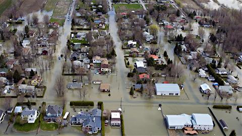 Vue aérienne d'un quartier envahi par les eaux de la rivière Richelieu.