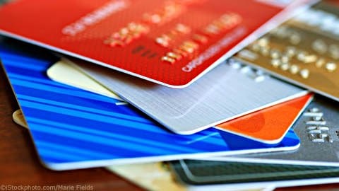 La Banque du Canada affirme que l'arrivée des cartes de crédit de paiement sans contact - des cartes qui ont une puce intégrée - est probablement la raison pour laquelle les transactions en espèces sont en déclin.