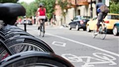 Une cycliste emprunte une voie cyclable montr�alaise.