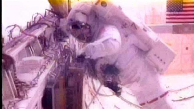 L'astronaute Greg Chamitoff lors de la sortie dans l'espace le vendredi 20 mai