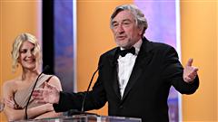 L'Américain Robert de Niro, président du jury, aux côtés de l'animatrice de la cérémonie, Mélanie Laurent.