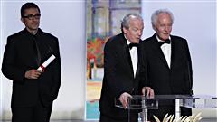 À l'avant-plan, les frères belges Jean-Pierre et Luc Dardenne (Le gamin à vélo), gagnant du Grand prix, ex aequo avec le Turc Nuri Bilge Ceylan (Il était une fois en Anatolie), à l'arrière.