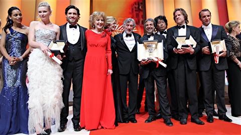 Le président du jury cannois, Robert de Niro, entouré des principaux gagnants de la soirée.