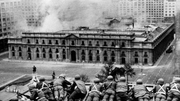 Des soldats sur un toit devant le palais La Moneda, à Santiago, pendant le coup d'État du 11 septembre 1973.