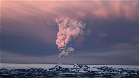 http://img.src.ca/2011/05/23/480x270/PC_110523_g4f62_panache-volcan-islandais_8.jpg