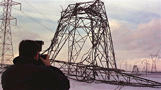 Durante la crisis de la lluvia helada de 1998, las torres de acero de transporte eléctrico se derrumbaron bajo el peso del hielo.
