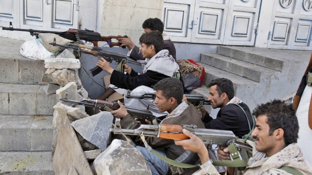 Des hommes armés défendent la maison du cheikh Ahmar, dans le nord de Sanaa.