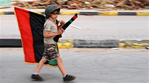 Un jeune Libyen costumé joue au centre-ville de Benghazi.