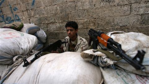 Un soldat yéménite monte la garde dans un point de contrôle à Sanaa.
