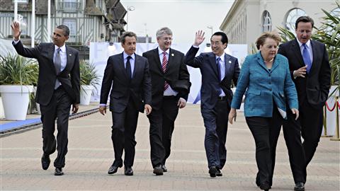 De gauche à droite : Barack Obama, Nicolas Sarkozy, Stephen Harper, Naoto Kan, Angela Merkel et David Cameron, le 26 mai 2011 à Deauville, France