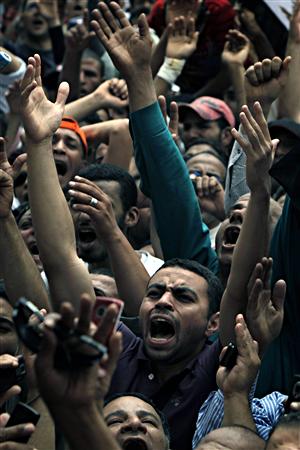 Des milliers d'Égyptiens crient leur désapprobation place Tahrir.