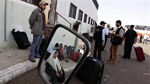 Des Palestiniens attendent de traverser le point de passage de Rafah, le 28 mai 2011.