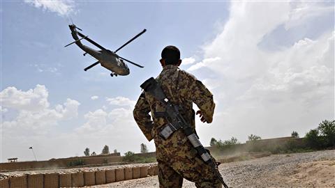 Hélicoptère Blackhawk dans le Helmand, avec soldat afghan en avant-plan