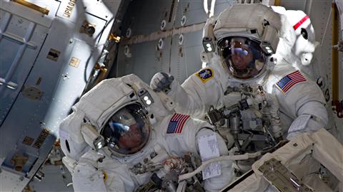 Les astronautes Michael Fincke et Andrew Feustel durant la mission STS-134, le 27 mai 2011.