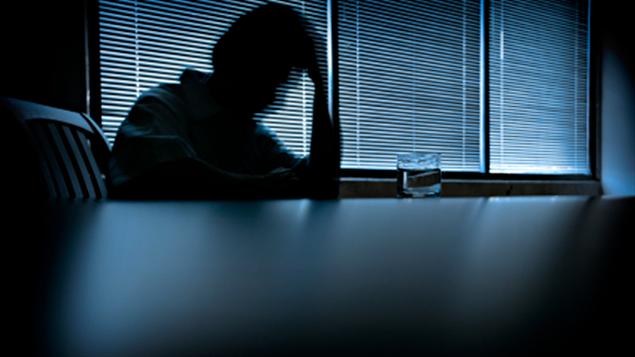 Personne assise dans le noir