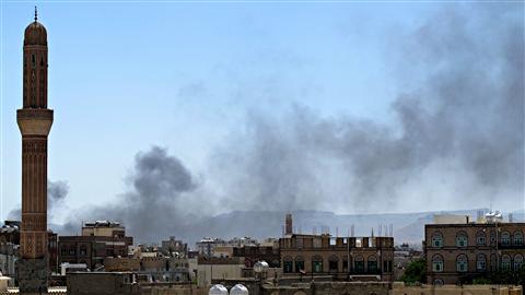 Des colonnes de fumée peuvent être aperçues dans le ciel de Sanaa mardi.